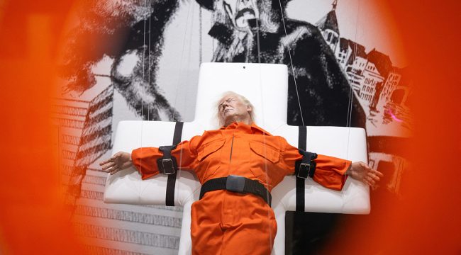 В Базеле выставили скульптуру Трампа, привязанного к крестообразной кушетке — «пугающе реалистично»