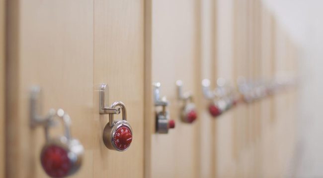 Мужчина, обвиняемый в раздевании в женской раздевалке, ранее избивал жену и взял её имя