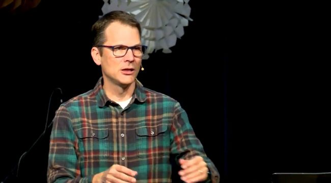 Пастор Джон Кливер покидает церковь в Дулуте: жена заявляет, что клевета со стороны общины вызвала у мужа ПТСР