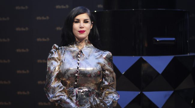 Кэт Вон Д оставит «демонический» шкаф у себя дома, несмотря на просьбы христиан