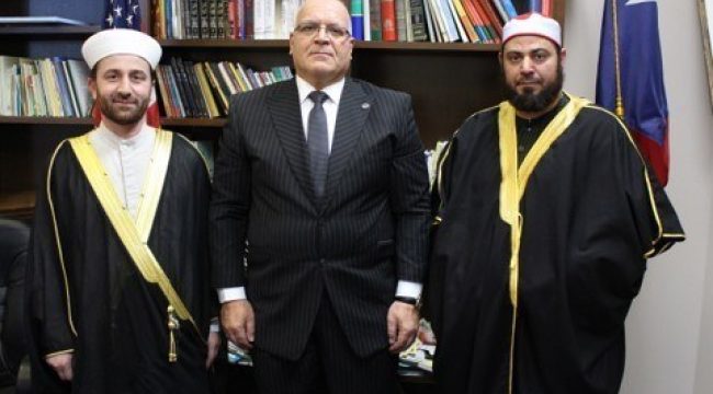 Имам, связанный с исламским судом в Техасе, который губернатор считает незаконным, работает капелланом в шерифском управлении