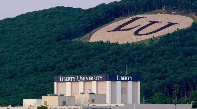 Неделя в истории христианства: Чарли Кирк основал центр в Liberty University и подписание Первого ковенанта Шотландии