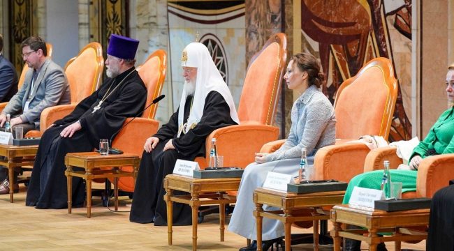 Патриарх Кирилл призвал все храмы распространять телефон церковной горячей линии социальной помощи