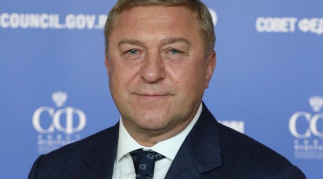 Патриарх Кирилл наградил сенатора Ярошука орденом Александра Невского к 60-летию