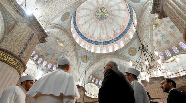 Папа Лев XIV посетил Голубую мечеть в Стамбуле в знак межрелигиозного диалога