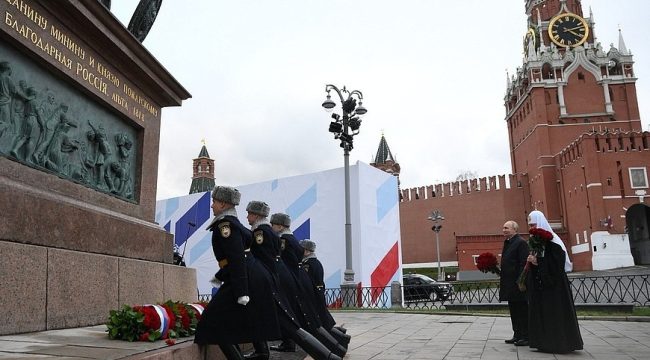 День народного единства: Путин и Патриарх Кирилл возложили цветы к памятнику Минина и Пожарского на Красной площади