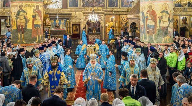 Патриарх Кирилл возглавил Литургию в Успенском соборе в День Казанской иконы — с чудотворным списком, хиротонией и наградами