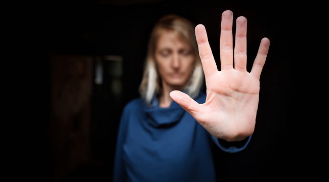 «Нож у горла»: бытовое насилие над женщинами как повседневная реальность