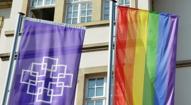 Радужный флаг — да, немецкий флаг — нет? В Евангелической церкви Германии разгорается спор о флагах на храмах