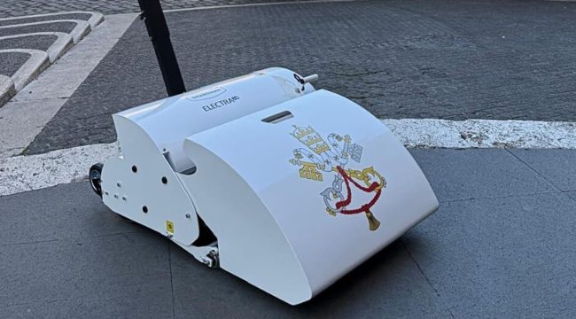 Белый с гербом: специальная газонокосилка для Папы Льва XIV
