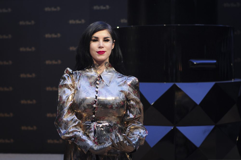Кэт Вон Д оставит «демонический» шкаф у себя дома, несмотря на просьбы христиан