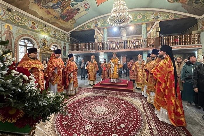 Митрополит Александр совершил Литургию в Шымкенте в день памяти новомучеников и 79-летия Патриарха Кирилла
