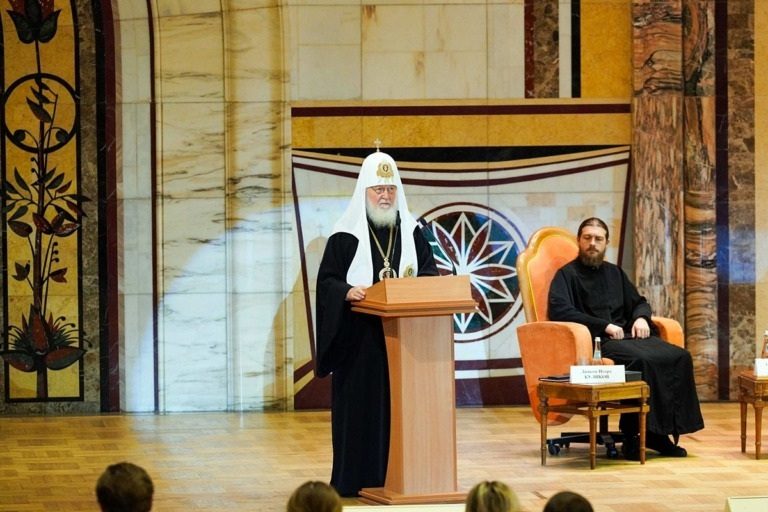Патриарх Кирилл предложил проводить общецерковные молебны о семье перед Днем защиты детей