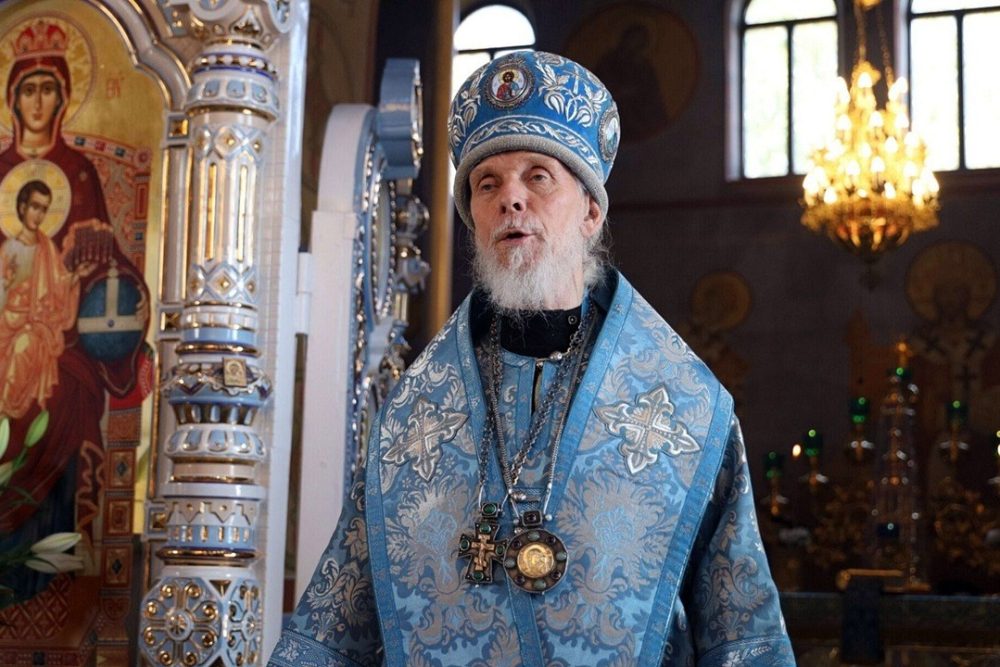 Патриарх Кирилл наградил архиепископа Максимилиана орденом Александра Невского к 75-летию