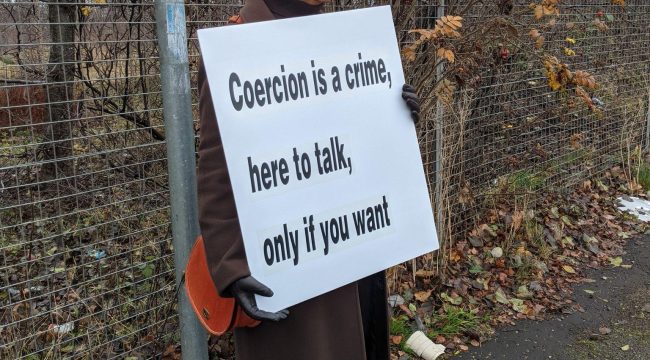 Бабушку-христианку судят за плакат у клиники абортов в «буферной зоне»