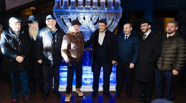 «Рекорд света» на Поклонной горе: в Москве зажгли 2700 ханукальных свечей