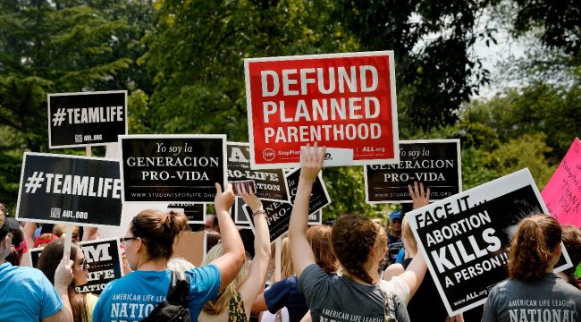 Апелляционный суд разрешил Трампу лишить финансирования организацию Planned Parenthood