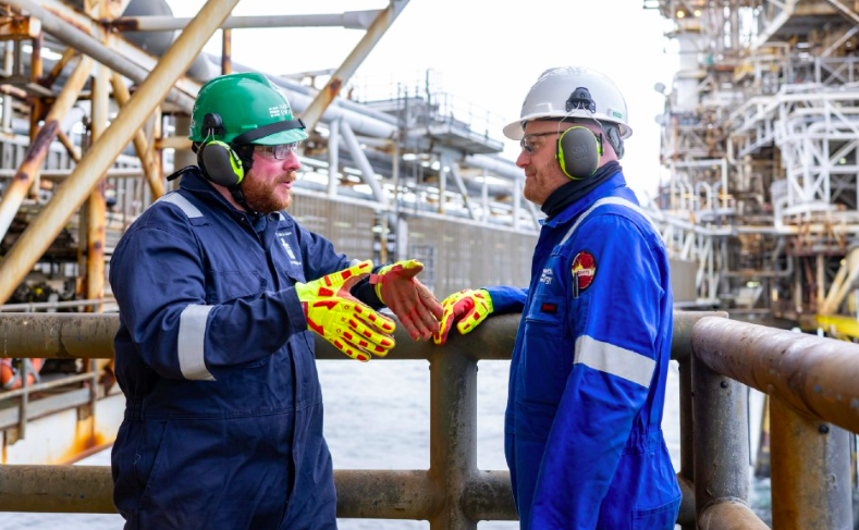 Шотландские парламентарии высоко оценили работу священников для морских нефтяников