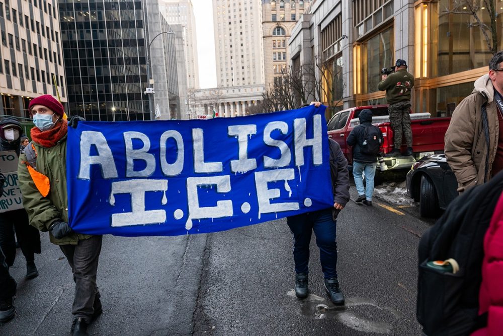Протестующие против ICE заблокировали технику и атаковали полицейских Нью-Йорка