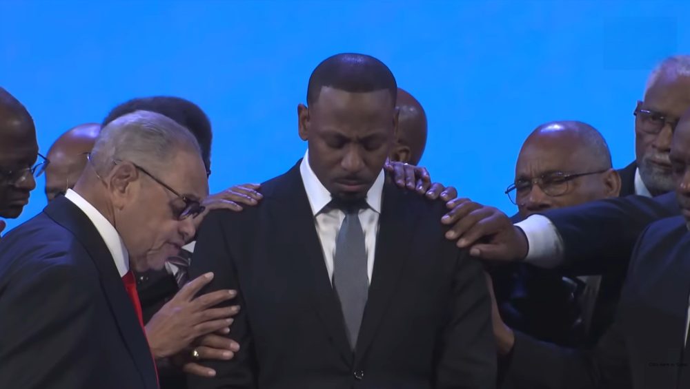 Джонатан Эванс, сын Тони Эванса, стал новым главным пастором церкви Oak Cliff Bible Fellowship