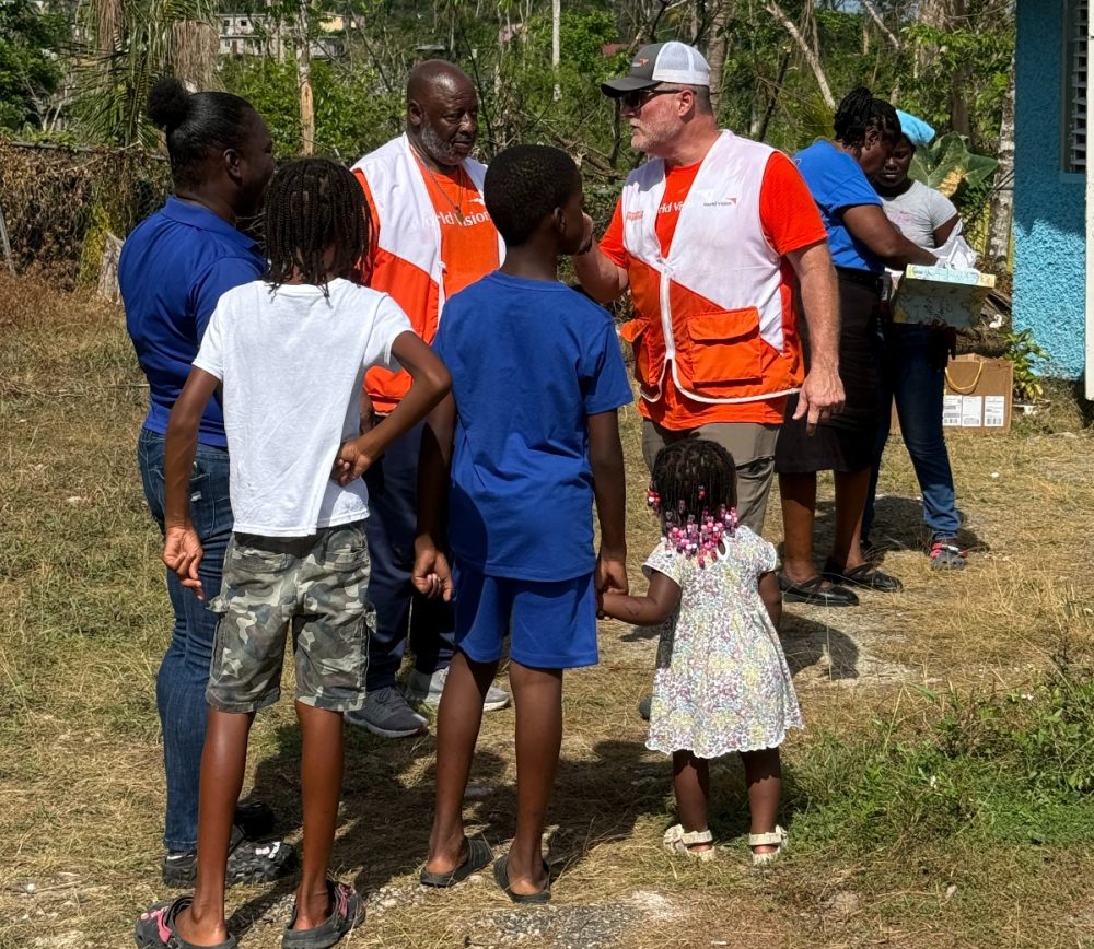 World Vision раздает игрушки детям на Ямайке, пострадавшим от урагана «Мелисса»