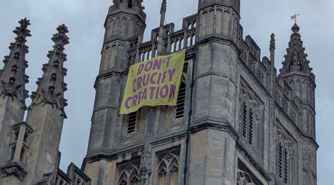 Четверо христианских активистов предстанут перед судом за акцию протеста на крыше Батского аббатства