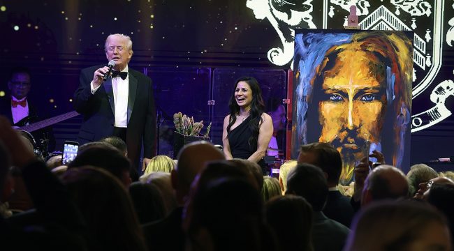 Трамп продал с аукциона картину с Иисусом за $2,75 млн на новогоднем гала в Мар-а-Лаго