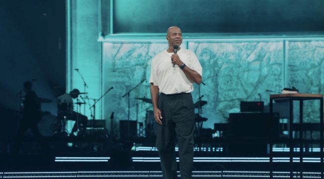 Эрл Макклеллан открыл Passion 2026, предостерегая от «конференционного кайфа» и указывая на Христа