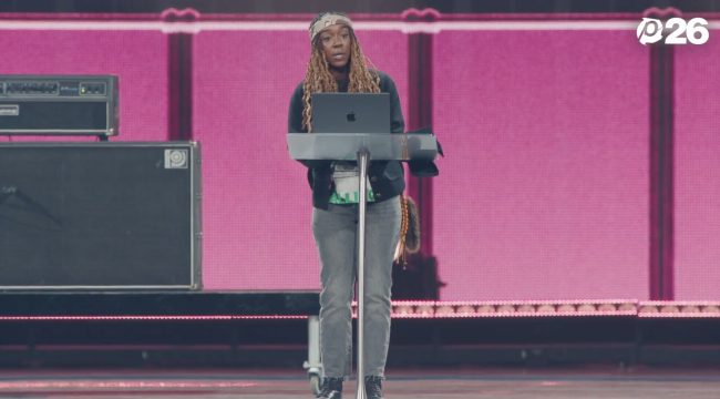 Джеки Хилл Перри о спасении на Passion 2026: «Это не герой с «Титаника», а Человек на среднем кресте»