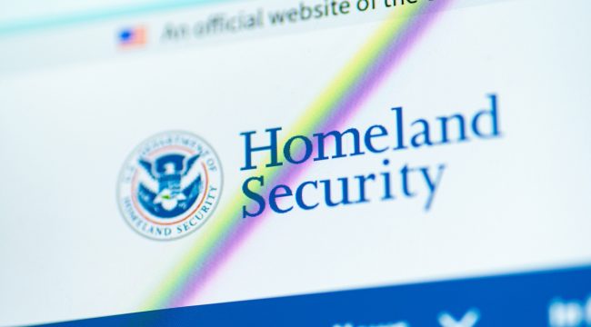 МВБ США смягчает правила для священнослужителей на фоне задержек с визами
