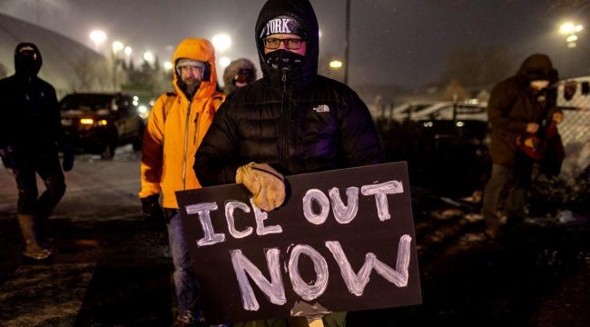Почему рейды ICE учащаются в «синих» штатах: реальные причины за политическим шумом
