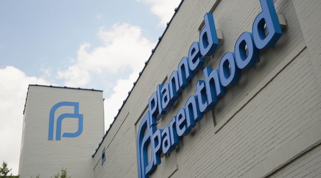 «Мы положили его в пакет и убрали в морозильник»: экс-сотрудница Planned Parenthood мучается из-за останков абортированных детей