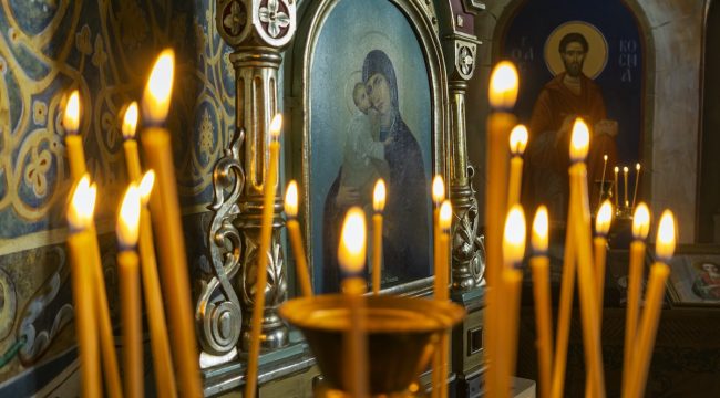 Библия запрещает использование икон в поклонении: религиозное искусство против религиозной иконы