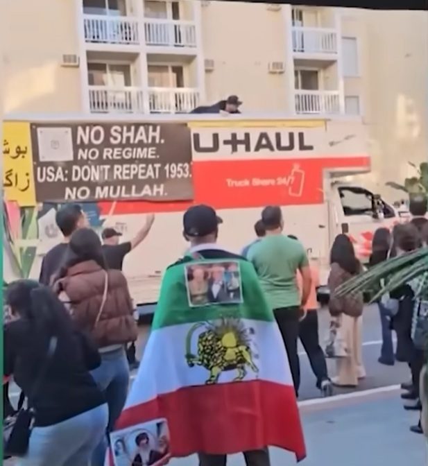 Водитель грузовика U-Haul задержан после наезда на участников акции в поддержку протестов в Иране
