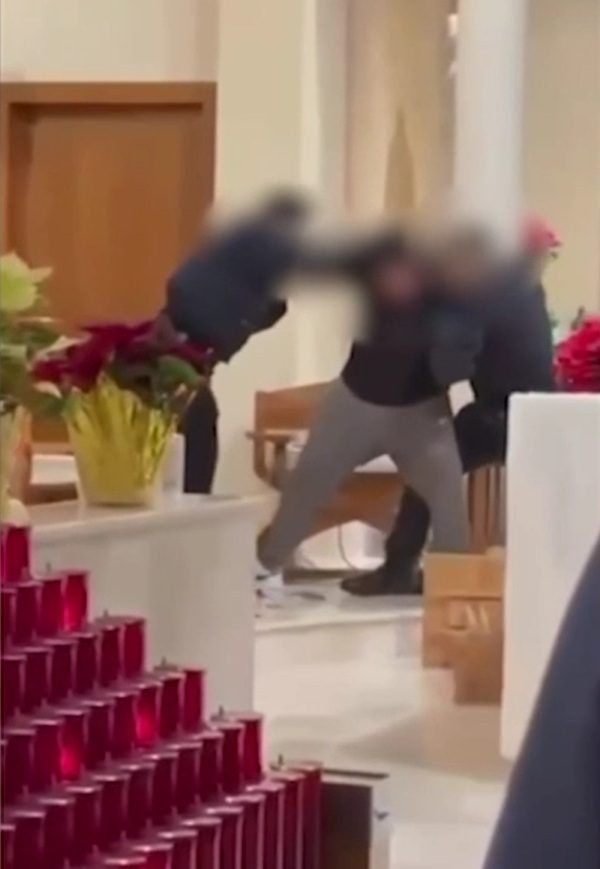 Нарушитель ворвался на алтарь во время мессы в Нью-Йорке и был усмирен электрошокером