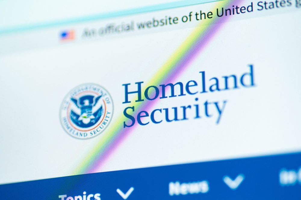 МВБ США смягчает правила для священнослужителей на фоне задержек с визами
