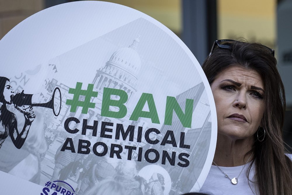 Министерство юстиции Трампа просит суд приостановить иск против одобрения FDA почтовых абортных препаратов