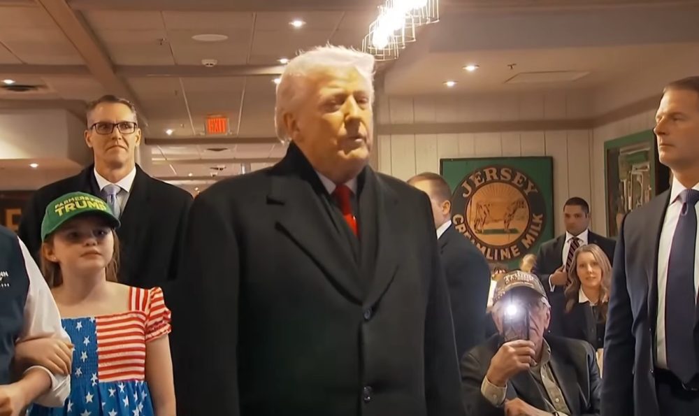 Трамп молится с поддерживающим его избирателем во время визита в Айову