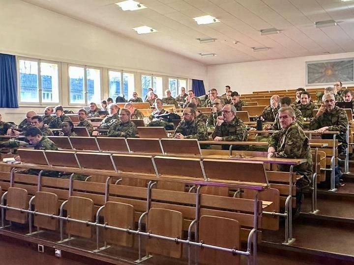 Швейцарские капелланы-евангелисты обсуждают духовную поддержку в современной армии