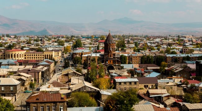 Армянское правительство обвиняют в нарушении свободы религии и слова после арестов духовенства