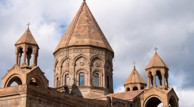 Великобритания следит за ситуацией с Армянской церковью