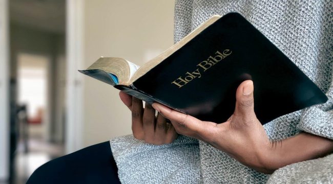 Менее трети прихожан читают Библию ежедневно, согласно исследованию Lifeway