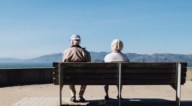 Как научить детей уважать пожилых людей?