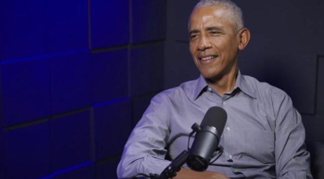 Обама ответил на мем с обезьяной и обвинил Трампа в унижении президентства: 'Шоу клоунов'