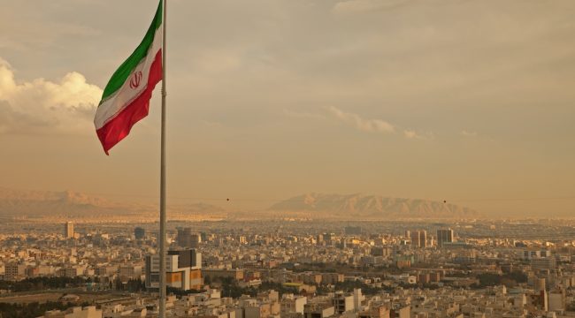 Трамп ознакомился с несколькими вариантами ударов по Ирану на фоне наращивания американских сил в регионе