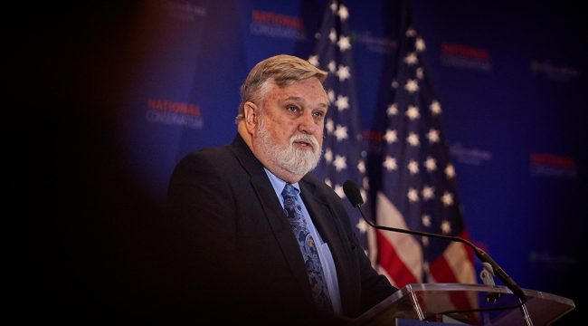 Дуг Уилсон защищает свое участие в службе в Пентагоне, отвергая опасения по поводу Первой поправки