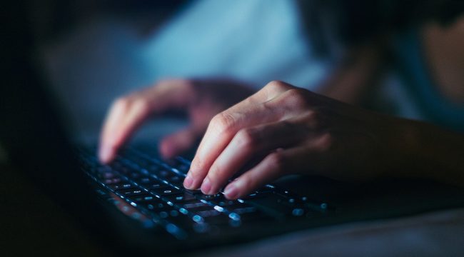 Студент обвинен в организации схемы 'сексторшн' и 'катфишинга' с участием более 20 несовершеннолетних