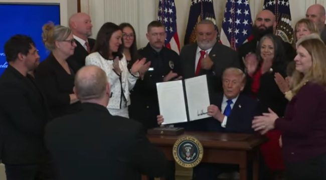 Семьи «ангелов» молят Бога о благословении Трампа во время подписания прокламации в их честь