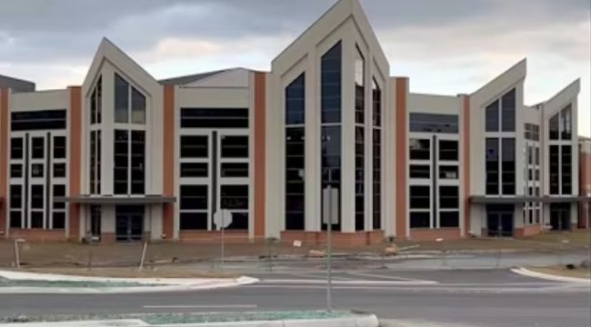 Подросток обвинен в причинении ущерба на $300,000 в мегацеркви Вирджинии