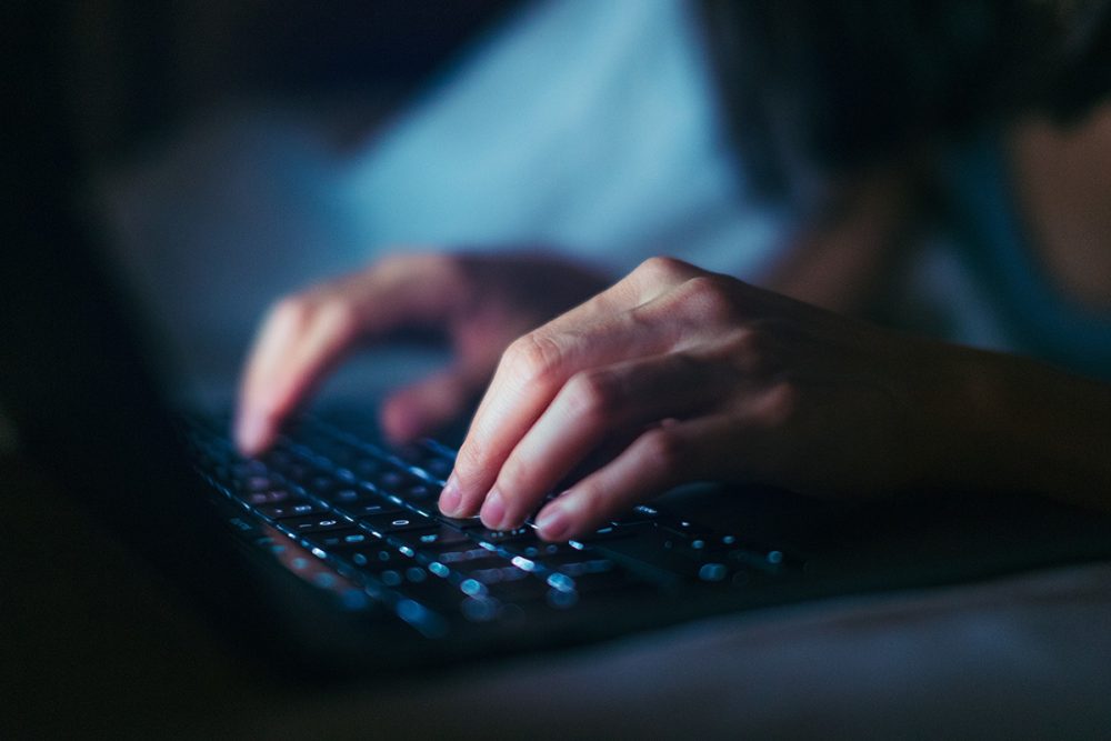 Студент обвинен в организации схемы 'сексторшн' и 'катфишинга' с участием более 20 несовершеннолетних